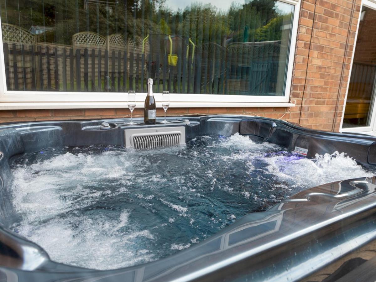Pass The Keys Amazing 4 Bedroom Property- Hot Tub & Sea Views Scarborough Exterior photo