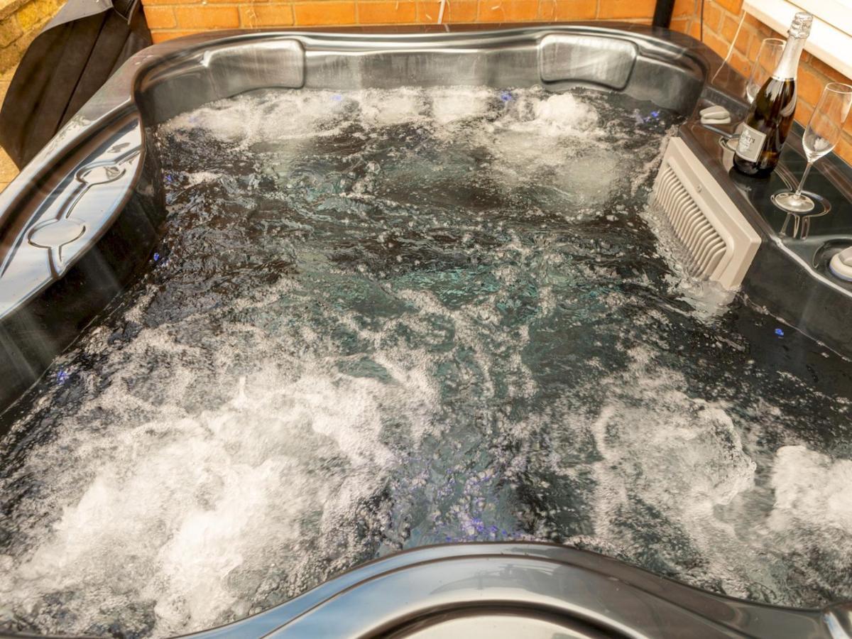 Pass The Keys Amazing 4 Bedroom Property- Hot Tub & Sea Views Scarborough Exterior photo